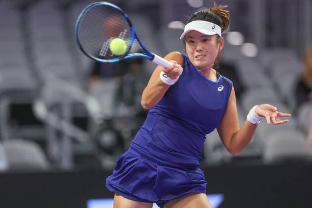 FORT WORTH, TX - NOVEMBER 02: Yang Zhaoxuan (CHN) hits a forehand during the WTA, Tennis Damen Finals on November 2, 2022 at Dickies Arena in Fort Worth, TX. (Photo by George Walker Icon Sportswire) TENNIS: NOV 02 WTA Finals Icon22110210
