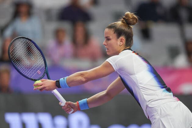 FORT WORTH, TX - NOVEMBER 02: Maria Sakkari (GRE) serves during the WTA, Tennis Damen Finals on November 2, 2022 at Dickies Arena in Fort Worth, TX. (Photo by George Walker Icon Sportswire) TENNIS: NOV 02 WTA Finals Icon22110237