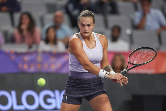 FORT WORTH, TX - NOVEMBER 02: Aryna Sabalenka hits a backhand during the WTA, Tennis Damen Finals on November 2, 2022 at Dickies Arena in Fort Worth, TX. (Photo by George Walker Icon Sportswire) TENNIS: NOV 02 WTA Finals Icon22110244