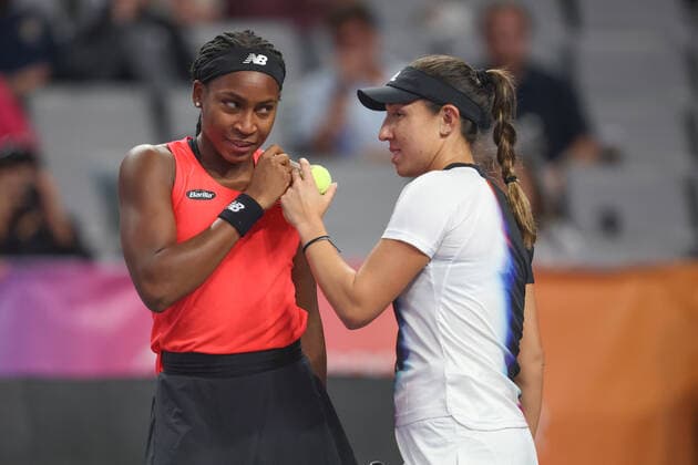 FORT WORTH, TX - NOVEMBER 02: Coco Gauff (USA) and Jessica Pegula (USA) discuss strategy during the WTA, Tennis Damen Finals on November 2, 2022 at Dickies Arena in Fort Worth, TX. (Photo by George Walker Icon Sportswire) TENNIS: NOV 02 WTA Finals Icon22110248