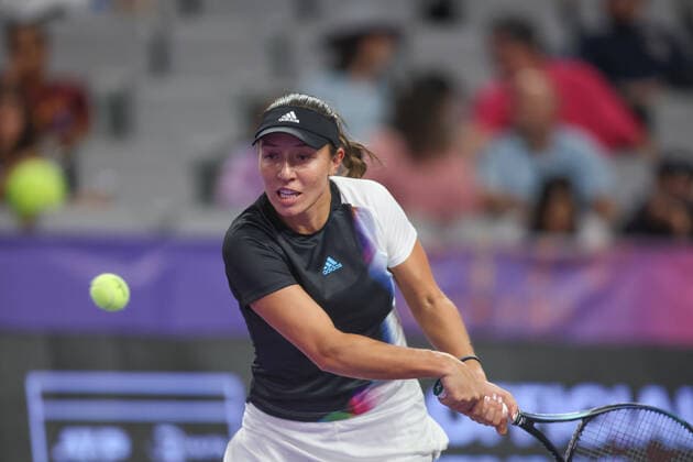 FORT WORTH, TX - NOVEMBER 02: Jessica Pegula (USA) hits a backhand during the WTA, Tennis Damen Finals on November 2, 2022 at Dickies Arena in Fort Worth, TX. (Photo by George Walker Icon Sportswire) TENNIS: NOV 02 WTA Finals Icon22110250