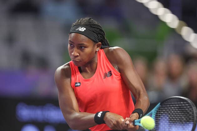 FORT WORTH, TX - NOVEMBER 02: Coco Gauff (USA) hits a backhand during the WTA, Tennis Damen Finals on November 2, 2022 at Dickies Arena in Fort Worth, TX. (Photo by George Walker Icon Sportswire) TENNIS: NOV 02 WTA Finals Icon22110251