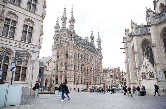 Fussball, Herren, Saison 2022 2023, Europa League (Gruppenphase, Gruppe D, 6. Spieltag), Royale Union Saint-Gilloise - 1. FC Union Berlin, Blick auf das Rathaus in Leuven, 03.11. 2022, Copyright: xSebastianxRäppold MatthiasxKochx