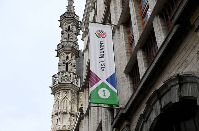 Fussball, Herren, Saison 2022 2023, Europa League (Gruppenphase, Gruppe D, 6. Spieltag), Royale Union Saint-Gilloise - 1. FC Union Berlin, am Vormittag des Spiels in der Innenstadt von Leuven, Tourist-Information am Rathaus mit Werbebanner Visit Leuven, 03.11. 2022, Copyright: xMatthiasxKochx