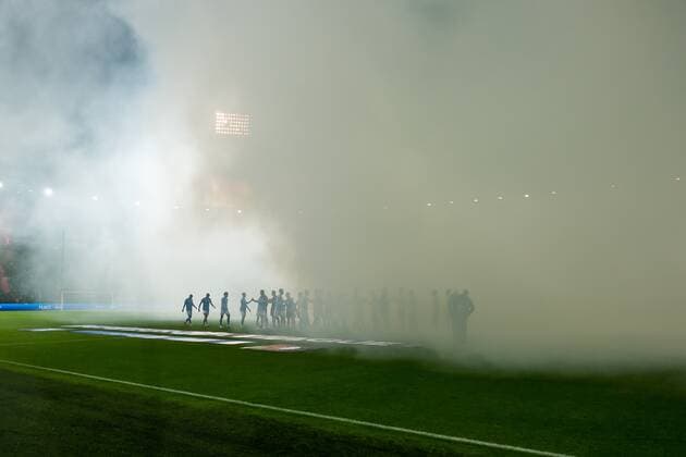 ROTTERDAM - Fireworks and smoke during the UEFA Europa League Group F match between Feyenoord and Lazio Roma at Feyenoord Stadion de Kuip on November 3, 2022 in Rotterdam, Netherlands. ANP Dutch Height Cor Lasker UEFA Europa League group F 2022 2023 xVIxANPxSportx xCorxLaskerxIVx