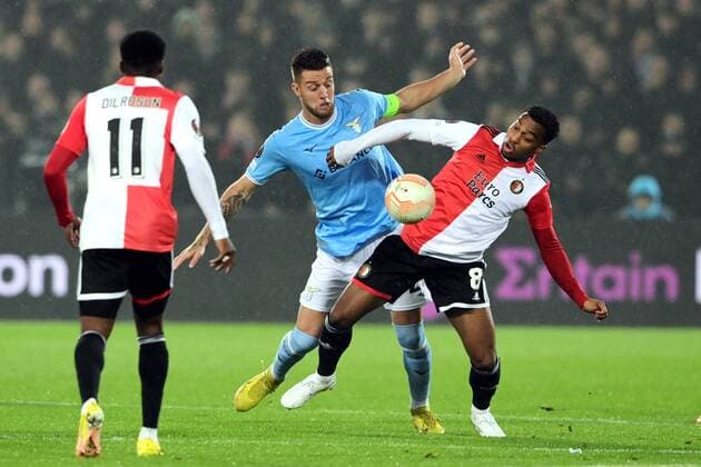 ROTTERDAM - (lr) Sergej Milinkovic-Savic of Lazio Roma, Quinten Timber of Feyenoord during the UEFA Europa League Group F match between Feyenoord and Lazio Roma at Feyenoord Stadium de Kuip on November 3, 2022 in Rotterdam, Netherlands. ANP OLAF KRAAK UEFA Europa League group F 2022 2023 xVIxANPxSportx xxANPxIVx