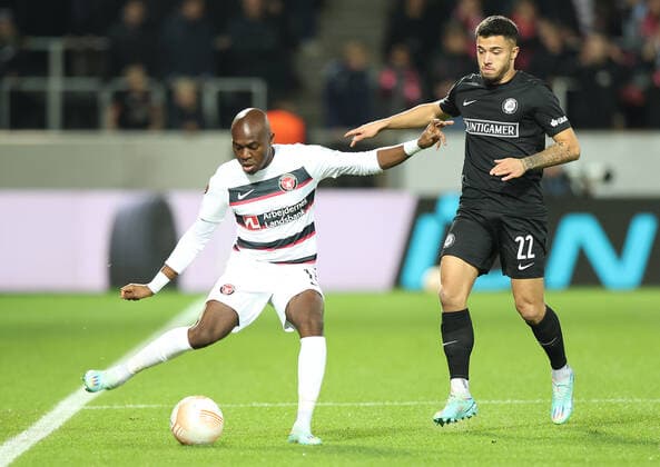 SOCCER - UEFA EL, Midtjylland vs Sturm HERNING,DENMARK,03.NOV.22 - SOCCER - UEFA Europa League, group stage, FC Midtjylland vs SK Sturm Graz. Image shows Edward Chilufya (Midtjylland) and Jusuf Gazibegovic (Sturm).  GEPAxpictures xChrisxBauer