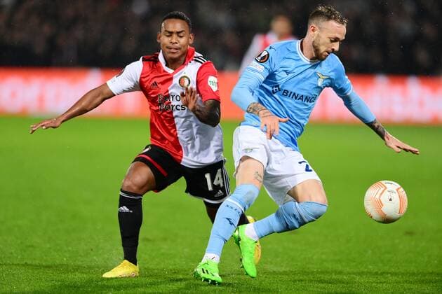ROTTERDAM - (lr) Igor Paixao of Feyenoord, Manuel Lazzari of Lazio Roma during the UEFA Europa League Group F match between Feyenoord and Lazio Roma at Feyenoord Stadion de Kuip on November 3, 2022 in Rotterdam, Netherlands. ANP OLAF KRAAK UEFA Europa League group F 2022 2023 xVIxANPxSportx xxANPxIVx