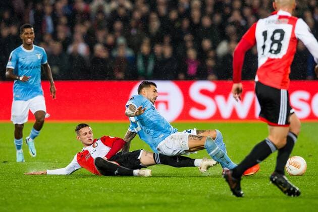 ROTTERDAM - (lr) Sebastian Szymanski of Feyenoord, Mattia Zaccagni of Lazio Roma during the UEFA Europa League Group F match between Feyenoord and Lazio Roma at Feyenoord Stadion de Kuip on November 3, 2022 in Rotterdam, Netherlands. ANP Dutch Height Cor Lasker UEFA Europa League group F 2022 2023 xVIxANPxSportx xCorxLaskerxIVx