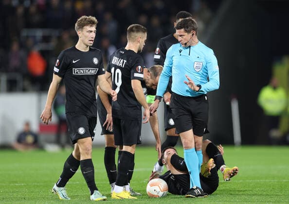 SOCCER - UEFA EL, Midtjylland vs Sturm HERNING,DENMARK,03.NOV.22 - SOCCER - UEFA Europa League, group stage, FC Midtjylland vs SK Sturm Graz. Image shows David Affengruber, Tomi Horvat (Sturm) and referee Matej Jug (SVN).  GEPAxpictures xChrisxBauer