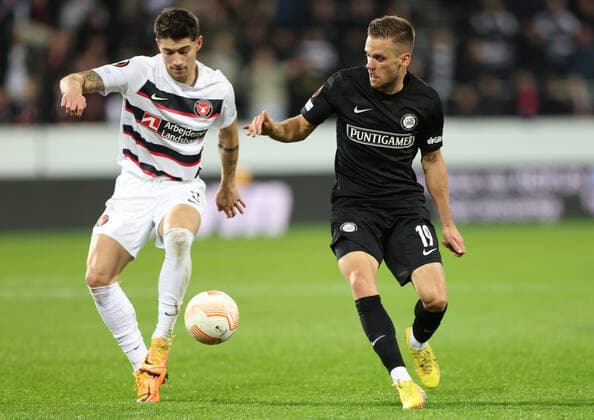 SOCCER - UEFA EL, Midtjylland vs Sturm HERNING,DENMARK,03.NOV.22 - SOCCER - UEFA Europa League, group stage, FC Midtjylland vs SK Sturm Graz. Image shows Emiliano Martinez (Midtjylland) and Tomi Horvat (Sturm).  GEPAxpictures xChrisxBauer