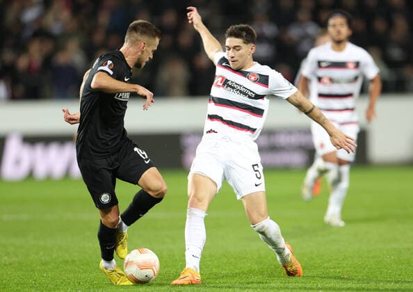 SOCCER - UEFA EL, Midtjylland vs Sturm HERNING,DENMARK,03.NOV.22 - SOCCER - UEFA Europa League, group stage, FC Midtjylland vs SK Sturm Graz. Image shows Tomi Horvat (Sturm) and Emiliano Martinez (Midtjylland).  GEPAxpictures xChrisxBauer
