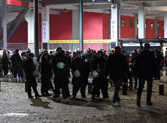 03.11.2022, Cologne, Germany, RheinEnergieStadium, 1. FC Koeln vs OGC Nizza - UEFA Europa Conference League - Group D, . Polizei sichert den Stadioneinlass (Foto Ralf Treese) Cologne RheinEnergieStadium North Rhine-Westphalia Germany