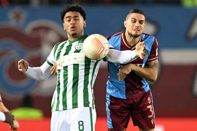 TRABZON - (lr) Ryan Mmaee of Ferencvaros TC, Marc Bartra of Trabzonspor AS during the UEFA Europa League Group H match between Trabzonspor AS and Ferencvaros at Senol Gunes Stadium on November 3, 2022 in Trabzon, Turkey. ANP Dutch Height Gerrit van Keulen UEFA Europa League group H 2022 2023 xVIxANPxSportx xGerritxvanxKeulenxIVx