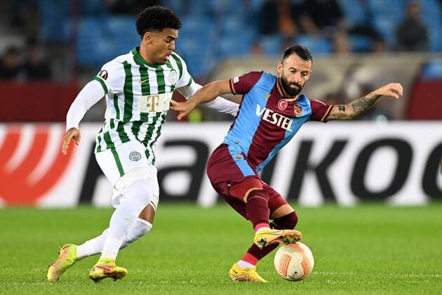 TRABZON - (lr) Ryan Mmaee of Ferencvaros TC, Manolis Siopis of Trabzonspor AS during the UEFA Europa League Group H match between Trabzonspor AS and Ferencvaros at Senol Gunes Stadium on November 3, 2022 in Trabzon, Turkey. ANP Dutch Height Gerrit van Keulen UEFA Europa League group H 2022 2023 xVIxANPxSportx xGerritxvanxKeulenxIVx