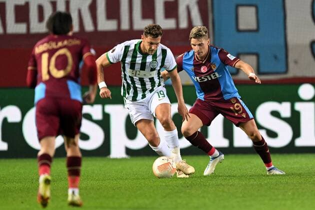 TRABZON - (lr) Abdulkadir Omur of Trabzonspor AS,m Balint Vecsei of Ferencvaros TC, Jens Stryger Larsen of Trabzonspor AS during the UEFA Europa League Group H match between Trabzonspor AS and Ferencvaros at Senol Gunes Stadium on November 3, 2022 in Trabzon, Turkey. ANP Dutch Height Gerrit van Keulen UEFA Europa League group H 2022 2023 xVIxANPxSportx xGerritxvanxKeulenxIVx