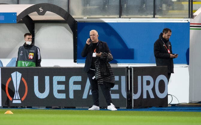 Fussball, Herren, Saison 2022 2023, Europa League (Gruppenphase, Gruppe D, 6. Spieltag), Royale Union Saint-Gilloise - 1. FC Union Berlin, Präsident Dirk Zingler (1. FC Union Berlin) telefoniert vor dem Spiel, 03.11. 2022, Copyright: xSebastianxRäppold MatthiasxKochx