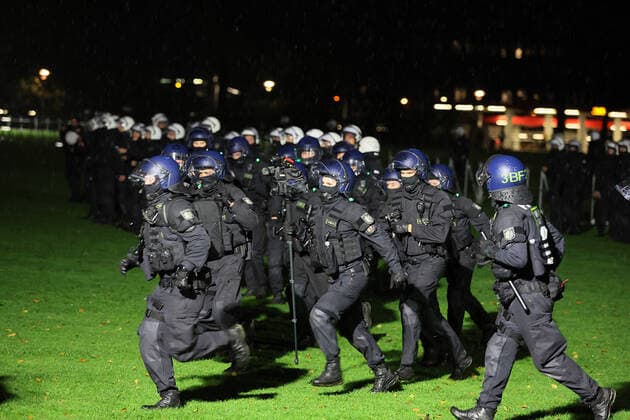 1.FC Köln vs. OGC Nizza, UEFA Europa Conference League, 03.11.2022, 21.00 Uhr, Polizei-Kräfte auf den Stadion-Vorwiesen, Bild:
