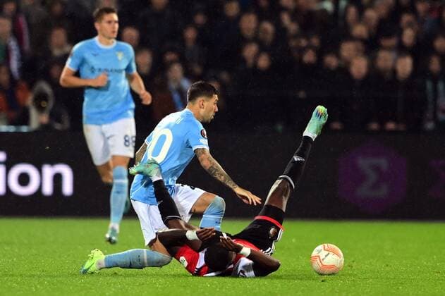 ROTTERDAM - (lr) Luis Alberto of Lazio Roma, Lutsharel Geertruida of Feyenoord during the UEFA Europa League Group F match between Feyenoord and Lazio Roma at Feyenoord Stadium de Kuip on November 3, 2022 in Rotterdam, Netherlands. ANP OLAF KRAAK UEFA Europa League group F 2022 2023 xVIxANPxSportx xxANPxIVx
