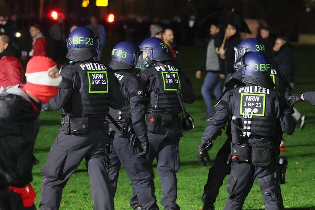 1.FC Köln vs. OGC Nizza, UEFA Europa Conference League, 03.11.2022, 21.00 Uhr, Polizei-Kräfte auf den Stadion-Vorwiesen, Bild: