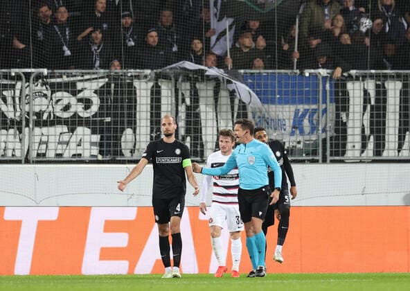 SOCCER - UEFA EL, Midtjylland vs Sturm HERNING,DENMARK,03.NOV.22 - SOCCER - UEFA Europa League, group stage, FC Midtjylland vs SK Sturm Graz. Image shows Jon Gorenc-Stankovic (Sturm) and referee Matej Jug (SVN).  GEPAxpictures xChrisxBauer