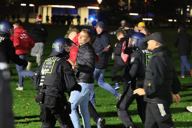 1.FC Köln vs. OGC Nizza, UEFA Europa Conference League, 03.11.2022, 21.00 Uhr, Polizei-Kräfte auf den Stadion-Vorwiesen, Bild: