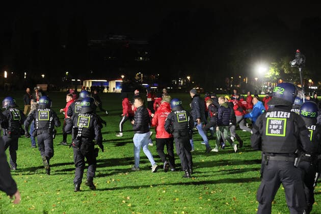 1.FC Köln vs. OGC Nizza, UEFA Europa Conference League, 03.11.2022, 21.00 Uhr, Polizei-Kräfte auf den Stadion-Vorwiesen, Bild: