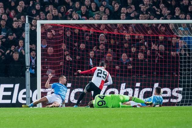 ROTTERDAM - (m) Santiago Gimenez of Feyenoord scores the 1-0 during the UEFA Europa League Group F match between Feyenoord and Lazio Roma at Feyenoord Stadium de Kuip on November 3, 2022 in Rotterdam, Netherlands. ANP Dutch Height Cor Lasker UEFA Europa League group F 2022 2023 xVIxANPxSportx xCorxLaskerxIVx