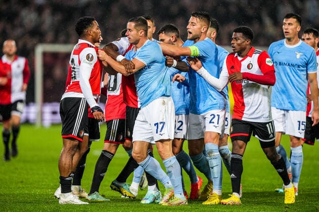 UEFA Europa League: Feyenoord v Lazio Roma Rotterdam - A fight during the match between Feyenoord v Lazio Roma at Stadion Feijenoord De Kuip on 3 November 2022 in Rotterdam, The Netherlands. Copyright: xTomxBodex