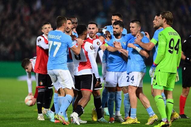 ROTTERDAM - (lr) Sebastian Szymanski of Feyenoord, Adam Marusic of Lazio Roma, Quinten Timber of Feyenoord, Orkun Kokcu of Feyenoord, Nicolo Casale of Lazio Roma, Patric of Lazio Roma during the UEFA Europa League Group F match between Feyenoord and Lazio Roma in Feyenoord Stadium de Kuip on November 3, 2022 in Rotterdam, Netherlands. ANP OLAF KRAAK UEFA Europa League group F 2022 2023 xVIxANPxSportx xxANPxIVx