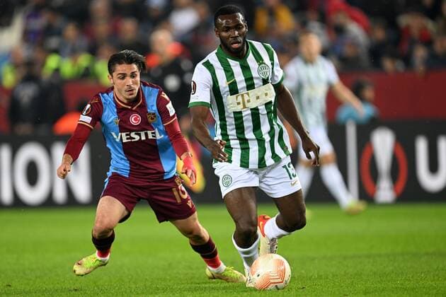 TRABZON - (lr) Abdulkadir Omur of Trabzonspor AS, Anderson Esiti or Ferencvaros TC during the UEFA Europa League Group H match between Trabzonspor AS and Ferencvaros at Senol Gunes Stadium on November 3, 2022 in Trabzon, Turkey. ANP Dutch Height Gerrit van Keulen UEFA Europa League group H 2022 2023 xVIxANPxSportx xGerritxvanxKeulenxIVx