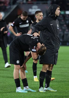 SOCCER - UEFA EL, Midtjylland vs Sturm HERNING,DENMARK,03.NOV.22 - SOCCER - UEFA Europa League, group stage, FC Midtjylland vs SK Sturm Graz. Image shows the disappointment of Alexander Prass and David Affengruber (Sturm).  GEPAxpictures xChrisxBauer