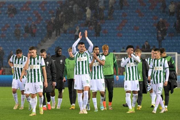 TRABZON - Ferencvaros players are disappointed and thank their supporters during the UEFA Europa League Group H match between Trabzonspor AS and Ferencvaros at Senol Gunes Stadium on November 3, 2022 in Trabzon, Turkey. ANP Dutch Height Gerrit van Keulen UEFA Europa League group H 2022 2023 xVIxANPxSportx xGerritxvanxKeulenxIVx