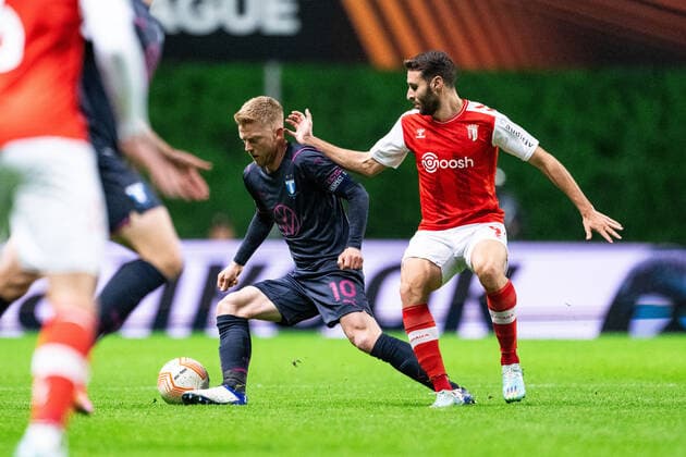 221103 Anders Christiansen of Malmö FF and Abel Ruiz of Braga during the UEFA Europa League between Braga and Malmö FF on November 3, 2022 in Braga. Photo: Petter Arvidson BILDBYRAN kod PA PA0430 fotboll football soccer fotball uefa europa league braga malmö ff bbeng Copyright: PETTERxARVIDSON BB221103PA060