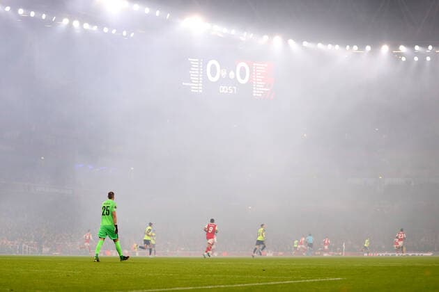 Sport Bilder des Tages Arsenal v FC Zurich 03 November 2022, London - UEFA Europa League Group Stage - Arsenal v FC Zurich - the Emirates stadium is engulfed in smoke - Photo: Jacques Feeney Offside. London UK Copyright: xJacquesxFeeneyx xOffsidexOffside