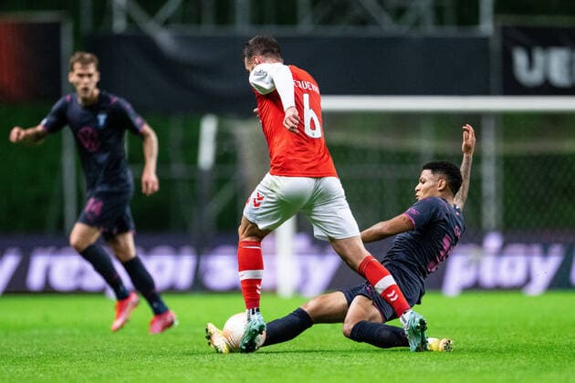 221103 Romain Gall of Malmö FF and Nuno Sequeira of Braga during the UEFA Europa League between Braga and Malmö FF on November 3, 2022 in Braga. Photo: Petter Arvidson BILDBYRAN kod PA PA0430 fotboll football soccer fotball uefa europa league braga malmö ff bbeng Copyright: PETTERxARVIDSON BB221103PA067