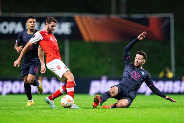 221103 Abel Ruiz of Braga and Erdal Rakip of Malmö FF during the UEFA Europa League between Braga and Malmö FF on November 3, 2022 in Braga. Photo: Petter Arvidson BILDBYRAN kod PA PA0430 fotboll football soccer fotball uefa europa league braga malmö ff bbeng Copyright: PETTERxARVIDSON BB221103PA068