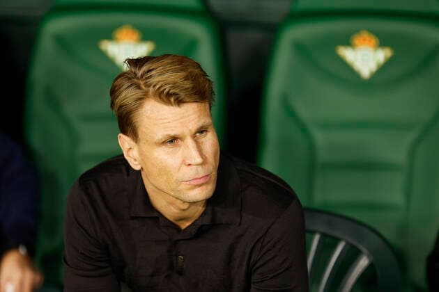 November 3, 2022, Seville, Spain: TONI KOSKELA, head coach of Helsinki, in action during the Europa League Group C soccer match between Real Betis and HJK Helsinki at Benito Villamarin Stadium Seville Spain - ZUMAa142 20221103_zap_a142_003 Copyright: xDanielxGonzalezxAcunax