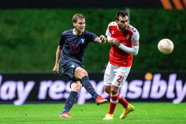 221103 Felix Beijmo of Malmö FF and Ricardo Horta of Braga during the UEFA Europa League between Braga and Malmö FF on November 3, 2022 in Braga. Photo: Petter Arvidson BILDBYRAN kod PA PA0430 fotboll football soccer fotball uefa europa league braga malmö ff bbeng Copyright: PETTERxARVIDSON BB221103PA073