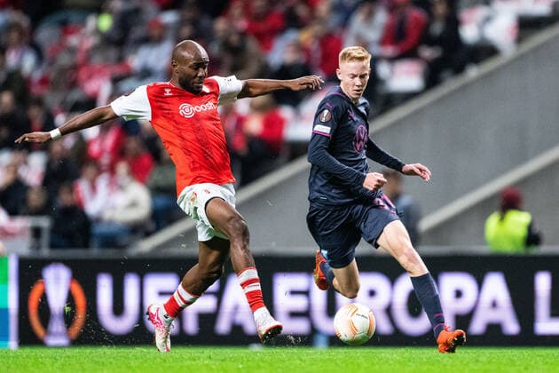 221103 Al Musrati of Braga and Hugo Larsson of Malmö FF during the UEFA Europa League between Braga and Malmö FF on November 3, 2022 in Braga. Photo: Petter Arvidson BILDBYRAN kod PA PA0430 fotboll football soccer fotball uefa europa league braga malmö ff bbeng Copyright: PETTERxARVIDSON BB221103PA075