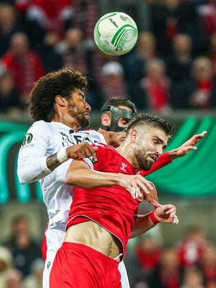 Nikola Soldo (FC Köln Koeln, 05) im Zweikampf gegen Bonfim Dante (OGC Nizza Nice, 04), GER, FC Köln Koeln vs. OGC Nizza Nice, UEFA Conference League 2022 23, Gruppenphase, Gruppe D, 6. Spieltag, 03.11.2022, GER, FC Köln Koeln vs. OGC Nizza Nice, UEFA Conference League 2022 23, Gruppenphase, Gruppe D, 6. Spieltag, 03.11.2022, Foto: Eibner-Pressefoto Gabriel Boia Köln Koeln Copyright: xEibner-Pressefoto GabrielxBoiax EP_EER