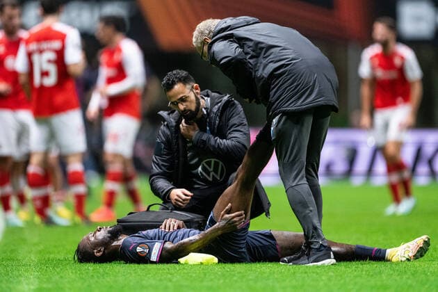 221103 Mohammed Buya Turay of Malmö FF in pain during the UEFA Europa League between Braga and Malmö FF on November 3, 2022 in Braga. Photo: Petter Arvidson BILDBYRAN kod PA PA0430 fotboll football soccer fotball uefa europa league braga malmö ff bbeng skada Copyright: PETTERxARVIDSON BB221103PA077