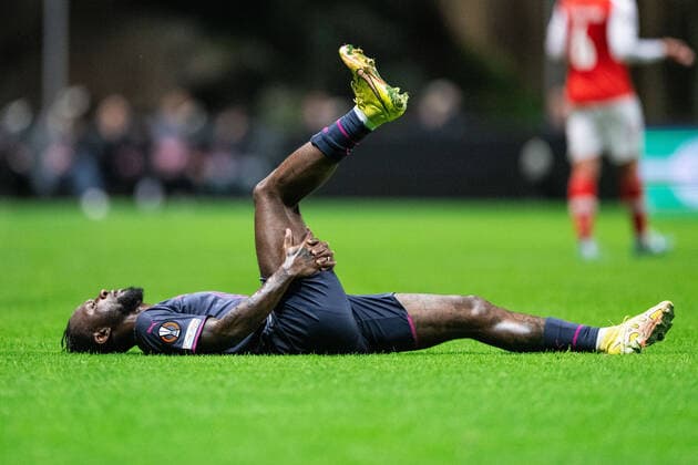 221103 Mohammed Buya Turay of Malmö FF in pain during the UEFA Europa League between Braga and Malmö FF on November 3, 2022 in Braga. Photo: Petter Arvidson BILDBYRAN kod PA PA0430 fotboll football soccer fotball uefa europa league braga malmö ff bbeng skada Copyright: PETTERxARVIDSON BB221103PA078