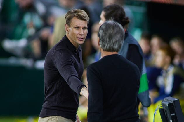 November 3, 2022, SEVILLA, SEVILLA, SPAIN: Toni Koskela, head coach of HJK Helsinki, saludates to Manuel Pellegrini, head coach of Real Betis, during the UEFA Europa League, Group C, match between Real Betis and HJK Helsinki at Benito Villamarin Stadium on November 3, 2022 in Sevilla, Spain. SEVILLA SPAIN - ZUMAa181 20221103_zaa_a181_050 Copyright: xJoaquinxCorcherox
