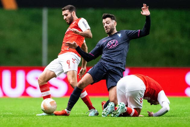 221103 Erdal Rakip of Malmö FF and Abel Ruiz of Braga during the UEFA Europa League between Braga and Malmö FF on November 3, 2022 in Braga. Photo: Petter Arvidson BILDBYRAN kod PA PA0430 fotboll football soccer fotball uefa europa league braga malmö ff bbeng Copyright: PETTERxARVIDSON BB221103PA093