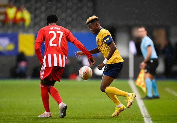 Berlin s Sheraldo Becker and Union s Simon Adingra fight for the ball during a soccer match between Belgian Royale Union Saint-Gilloise and German Union Berlin, Thursday 03 November 2022 in Leuven, on day 6 6 of the Uefa Europa League group stage. JOHNxTHYS  x48594457x