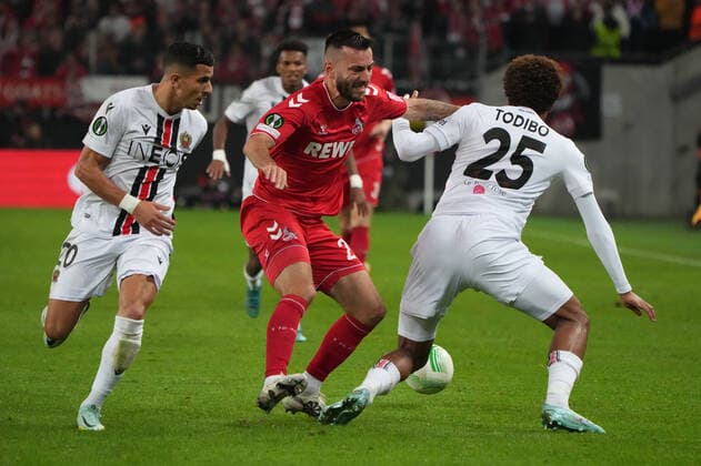 GER, Europa Conference League, Gruppenphase, 6 Spieltag, 1. FC Koeln (GER) vs. OGC Nizza (FRA) 03.11.2022, Rheinenergie Stadion, Koeln, GER, Europa Conference League, Gruppenphase, 6 Spieltag, 1. FC Koeln (GER) vs. OGC Nizza (FRA), im Bild: Sargis Adamyan (FC Koeln 23), im Zweikampf gegen Jean-Clair Todibo (Nizza 25),