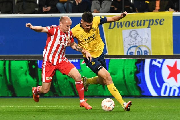Fussball, Herren, Saison 2022 2023, Europa League (Gruppenphase, Gruppe D, 6. Spieltag), Royale Union Saint-Gilloise - 1. FC Union Berlin, v. l. Sven Michel (1. FC Union Berlin, 11) und Ross Sykes (Royale Union Saint-Gilloise, 26) im Zweikampf , 03.11. 2022, Copyright: xSebastianxRäppold MatthiasxKochx