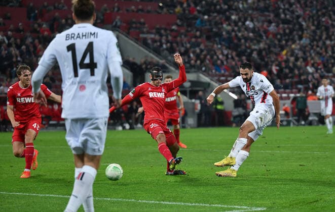 Gaetan Laborde (OGC Nizza), re., erzielt das Tor zum 0:1, links Ellyes Skhiri (1.FC Koeln), Timo Hübers (1.FC Koeln) 03.11.2022, Fussball, UEFA Europa Conference League, Saison 2022 23, Gruppenphase, 6. Spieltag 1. FC Köln - OGC Nizza Koeln RheinEnergieStadion Nordrhein Westfalen Deutschland