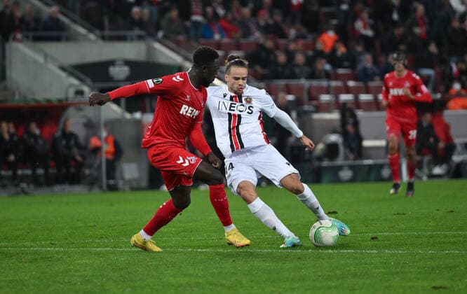 Billal Brahimi (OGC Nizza), re., erzielt mit diesem Schuss das Tor zum 0:2, links Kingsley Schindler (1.FC Koeln) 03.11.2022, Fussball, UEFA Europa Conference League, Saison 2022 23, Gruppenphase, 6. Spieltag 1. FC Köln - OGC Nizza Koeln RheinEnergieStadion Nordrhein Westfalen Deutschland